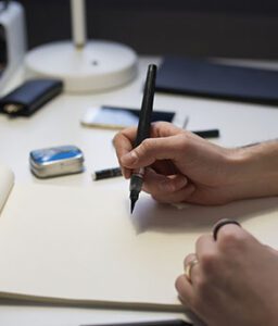 Hænder der er ved at notere noget om GDPR