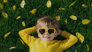 Barn med gule hjertesolbriller